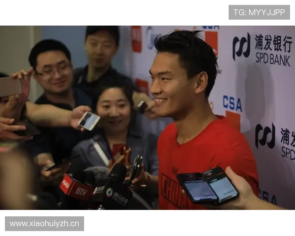 刚刷到徐嘉余度假照，泳池边他戴的那条链子我省一辈子也买不起